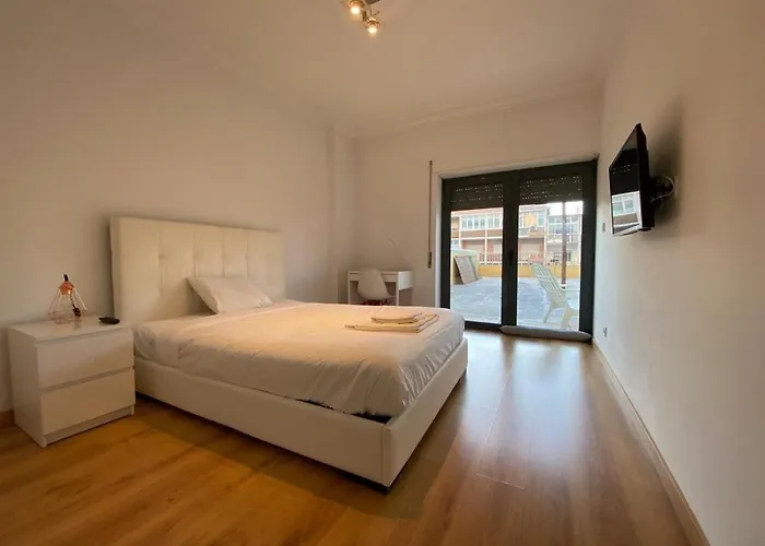 Lisbon South Bay 3 Bedroom With Sunny Terrace Αλμάδα
